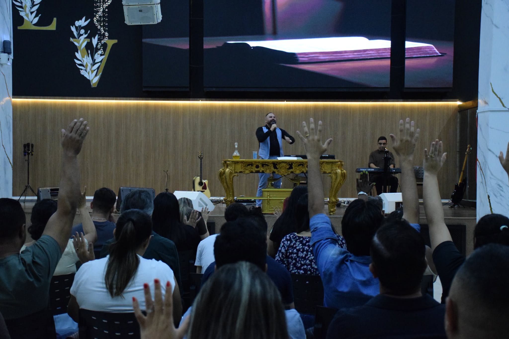 Comunidade reunida em adoração durante culto da Igreja Luz da Verdade
