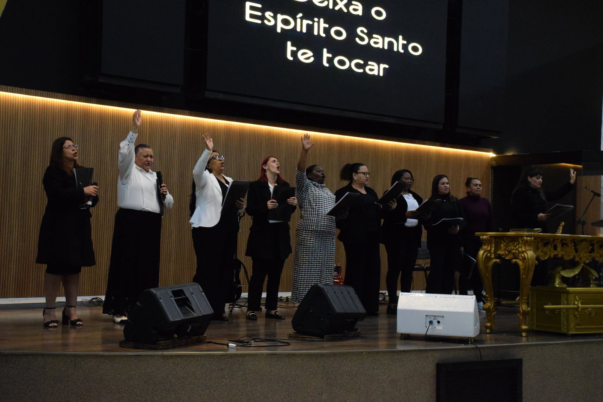 Coral de mulheres ministrando durante o culto