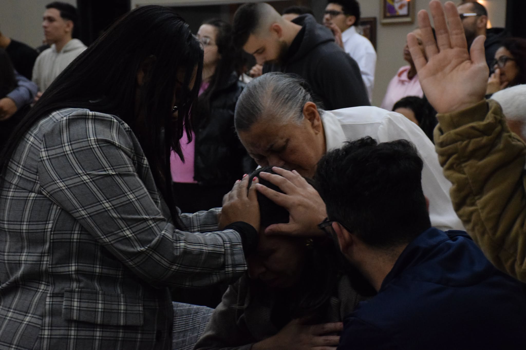 Momento de intercessão e oração na igreja