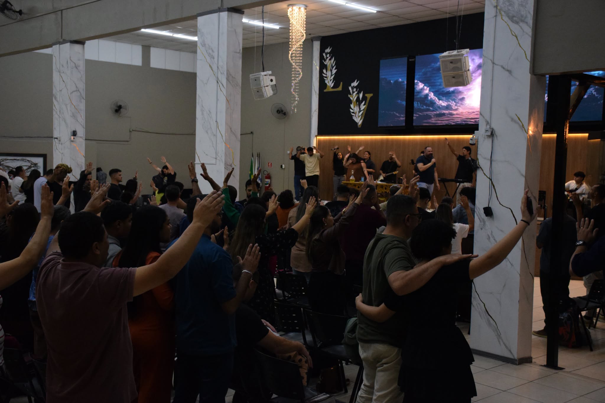 Igreja reunida em adoração durante um culto